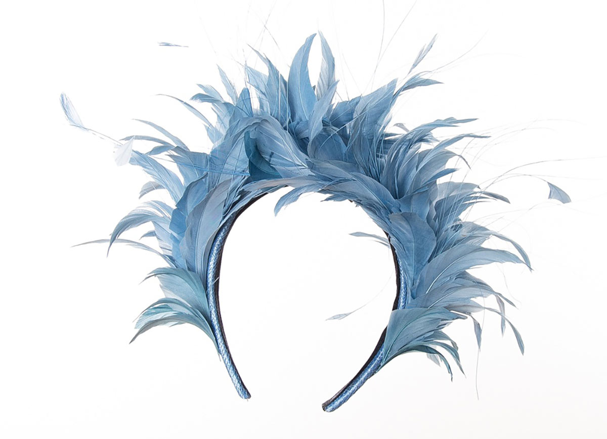 Diadema con plumas azul para novias modernas y atrevidas