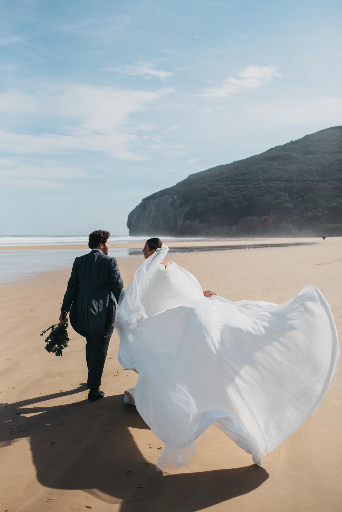 colas de novia boda en la playa
