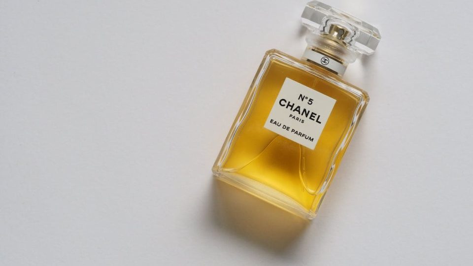 Channel Nº5 es uno de los perfumes florales para mujer más vendidos