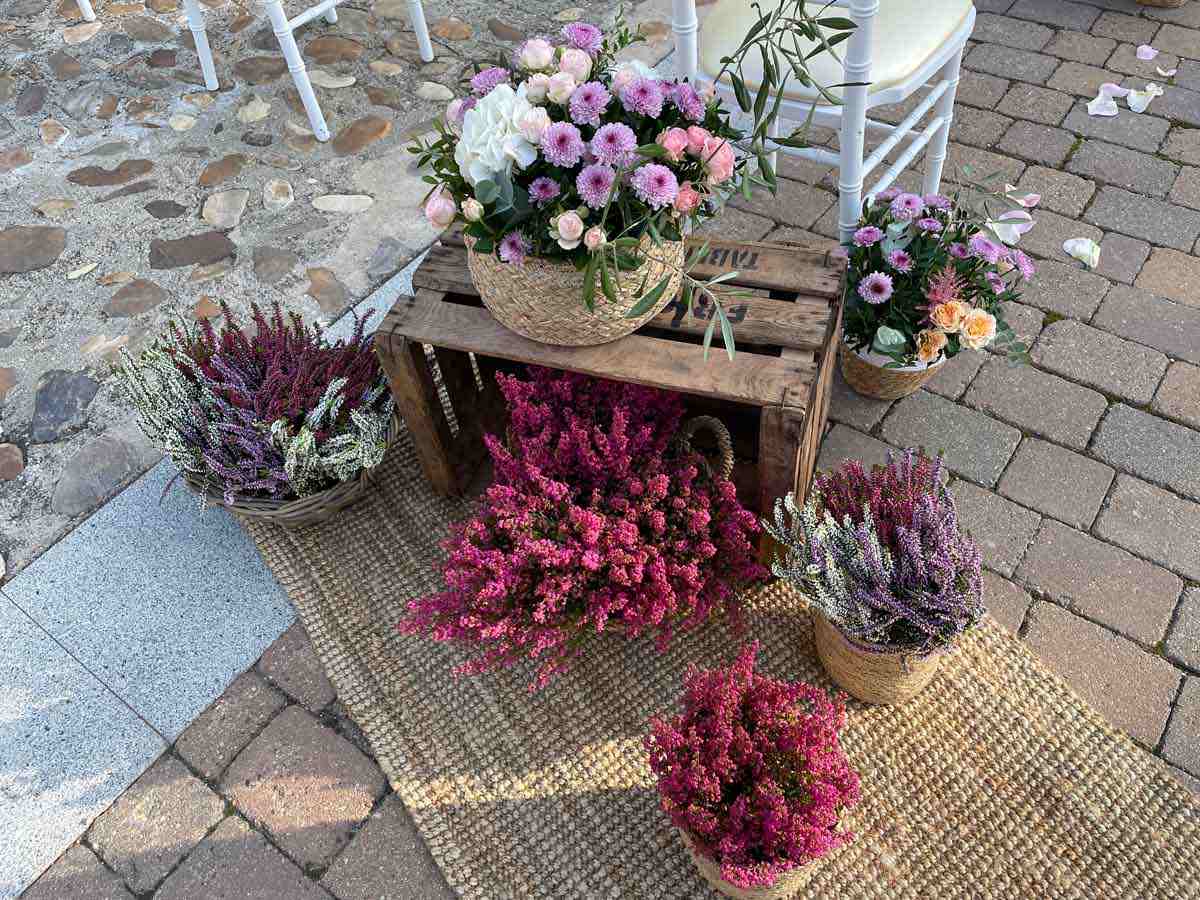 cestas con flores deco decoración floral para bodas tendencias decoración bodas 2024