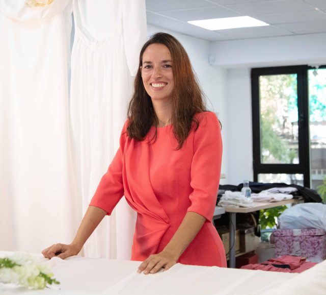 La diseñadora de vestidos de novia y fiesta Valerie Moreau en su atelier de Madrid