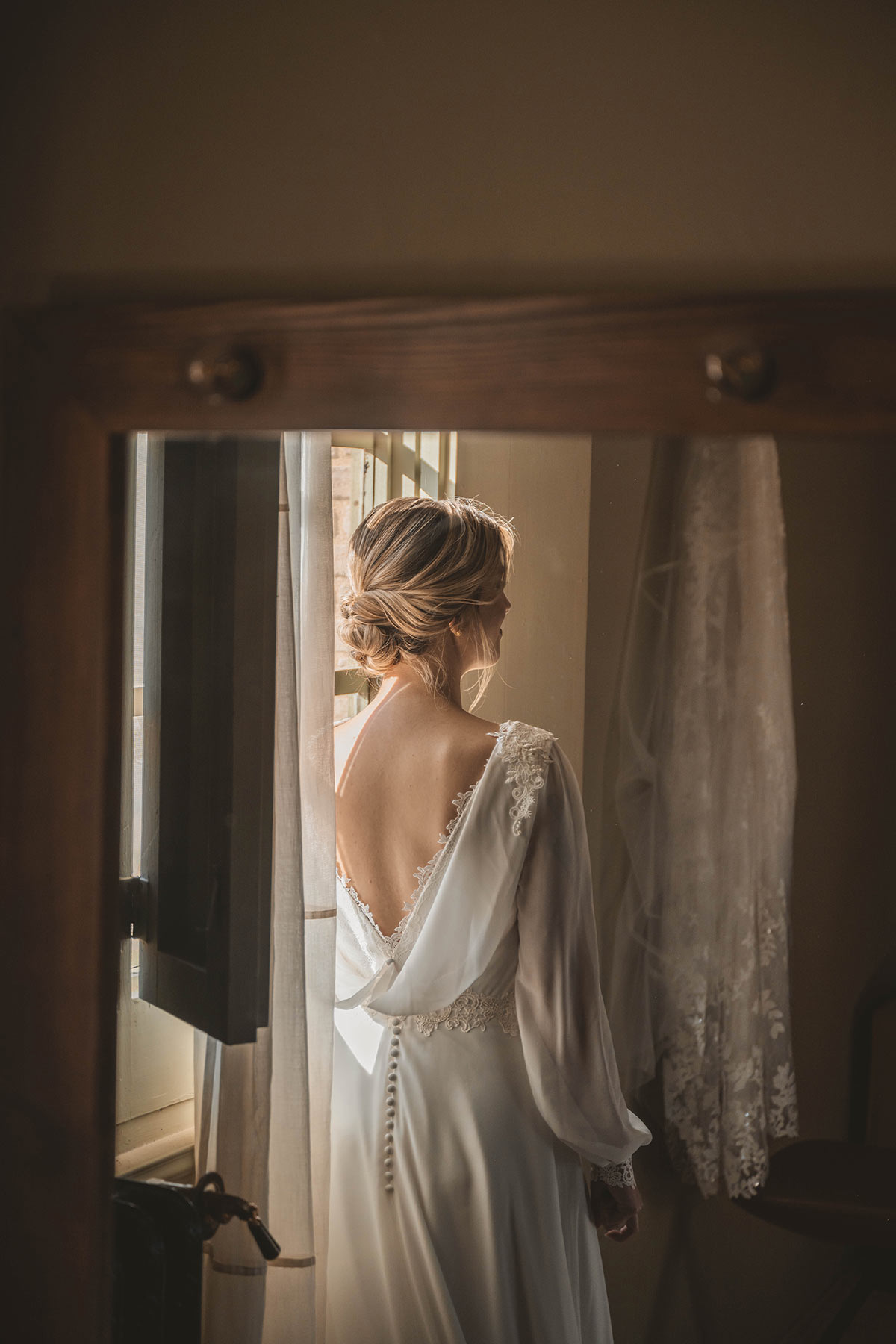 Preparativos de la novia, espalda de novia reflejada en un espejo