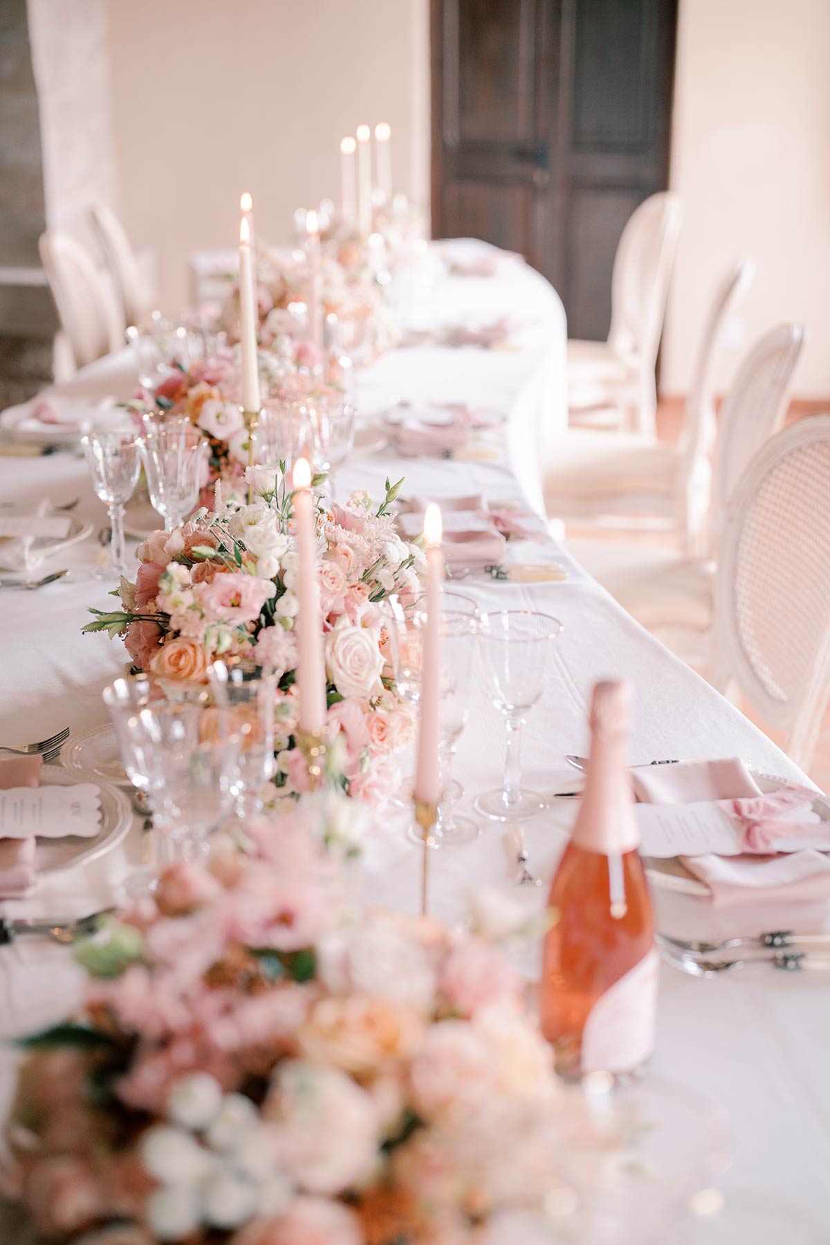 Montaje mesas banquete con camino de flores