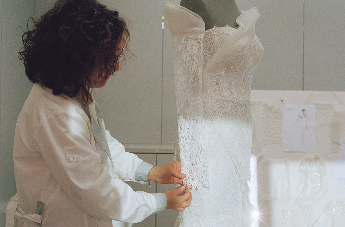 Confección sobre maniquí Atelier Pronovias diseñadores de vestidos de novia