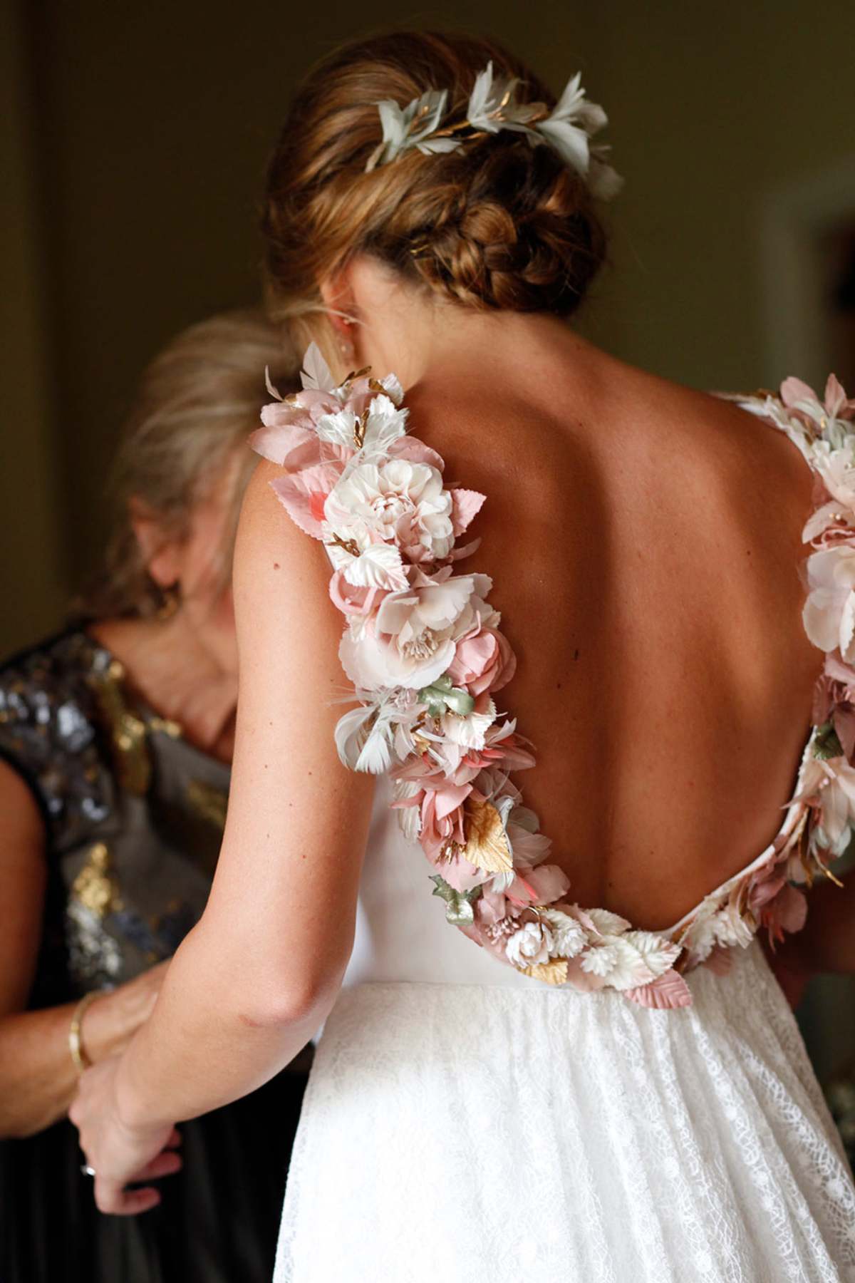 trenzas para novias vestidos escote en la espalda peinados de novia semirrecogidos