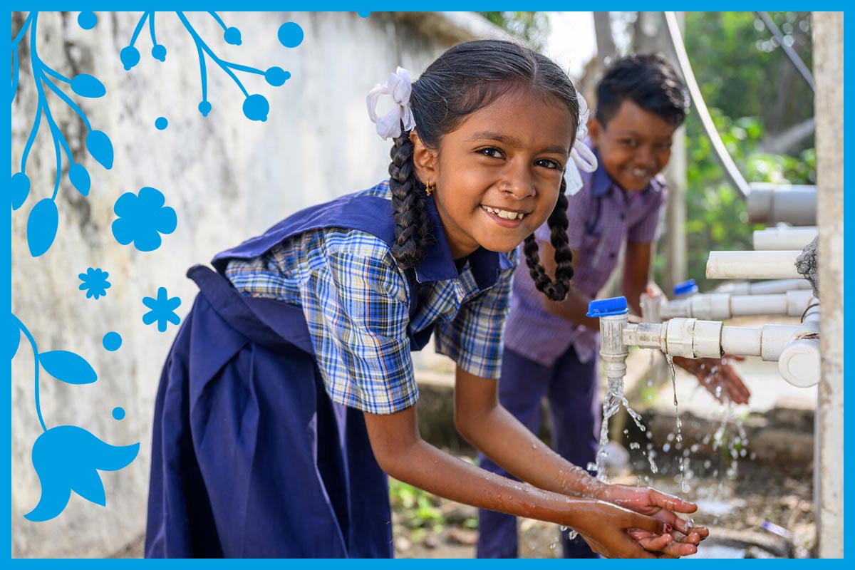 Niños bebiendo agua Regalo Azul UNICEF