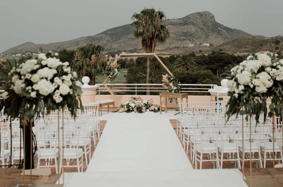ceremonia civil decorar bodas al aire libre decoración floral para bodas