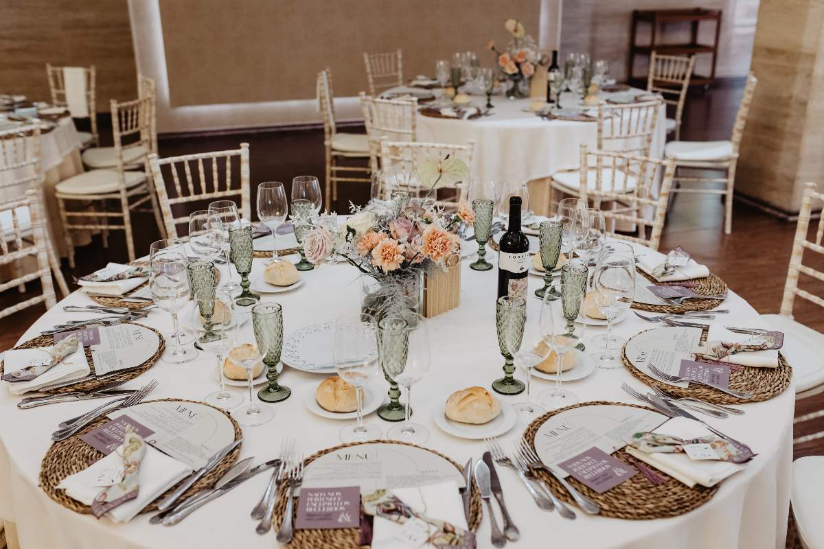 decoración mesas de invitados Organizar mesas para banquete de bodas