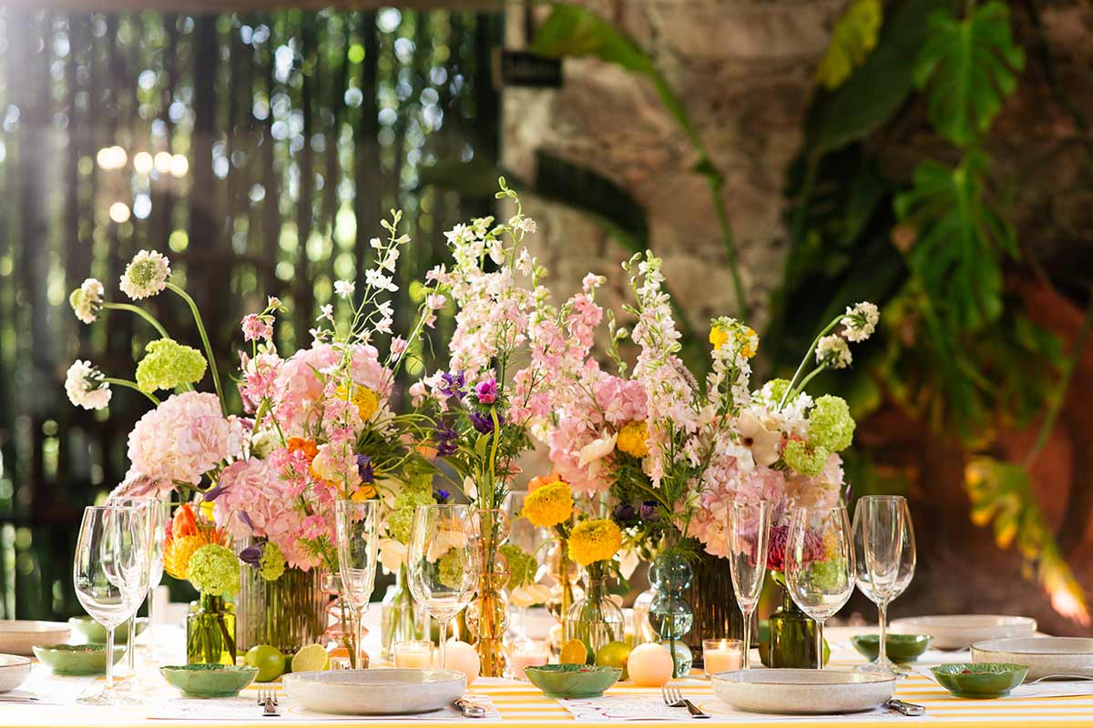 Decoración mesa boda flores primaveral