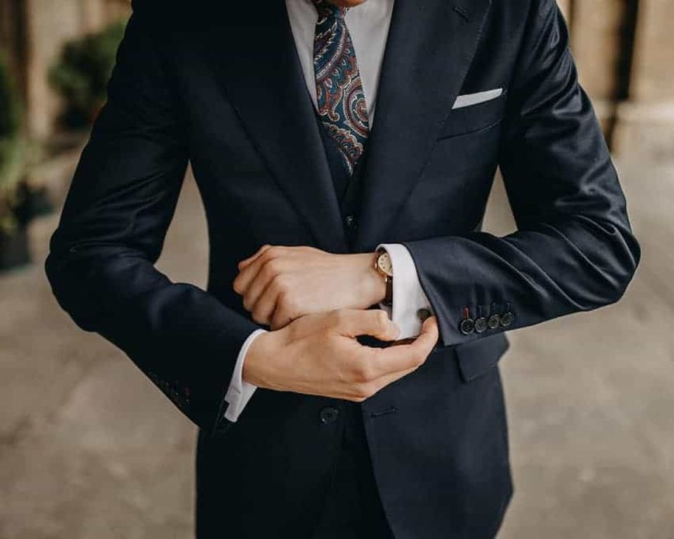 Los trajes clásicos son una idea genial para bodas formales y tradicionales