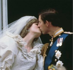 Beso real entre Lady Di y su espos