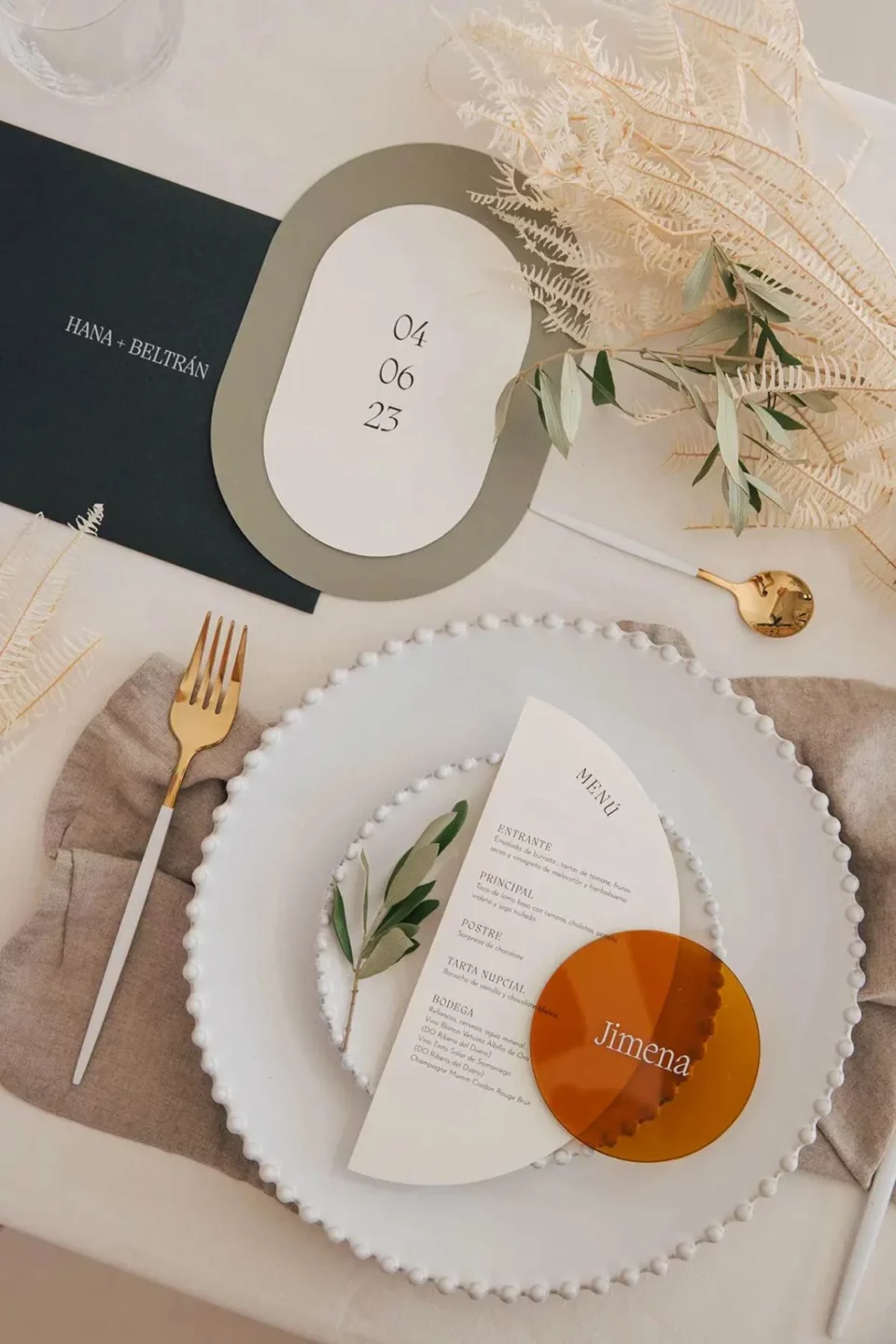 Los carteles de mesa irían unidos al seating y, de su mano, también los marcasitios con el nombre individual de cada invitado sobre el plato o cerca de este.