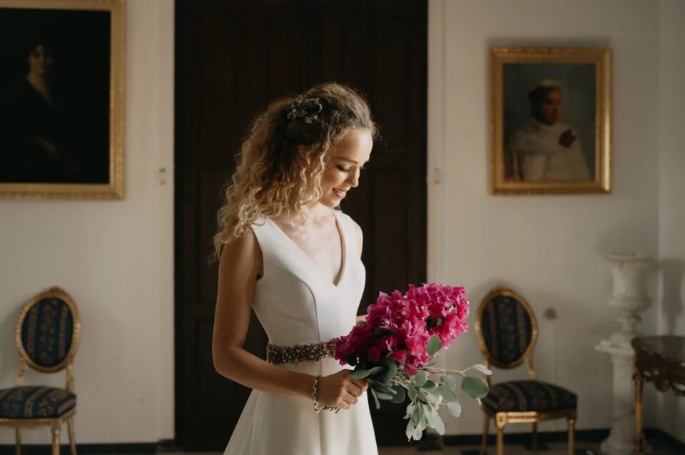 Las flores han sido un símbolo cultural y natural a lo largo de la historia e incorporarlas al peinado puede representar la conexión de la persona con la naturaleza, transmitiendo romanticismo y delicadeza