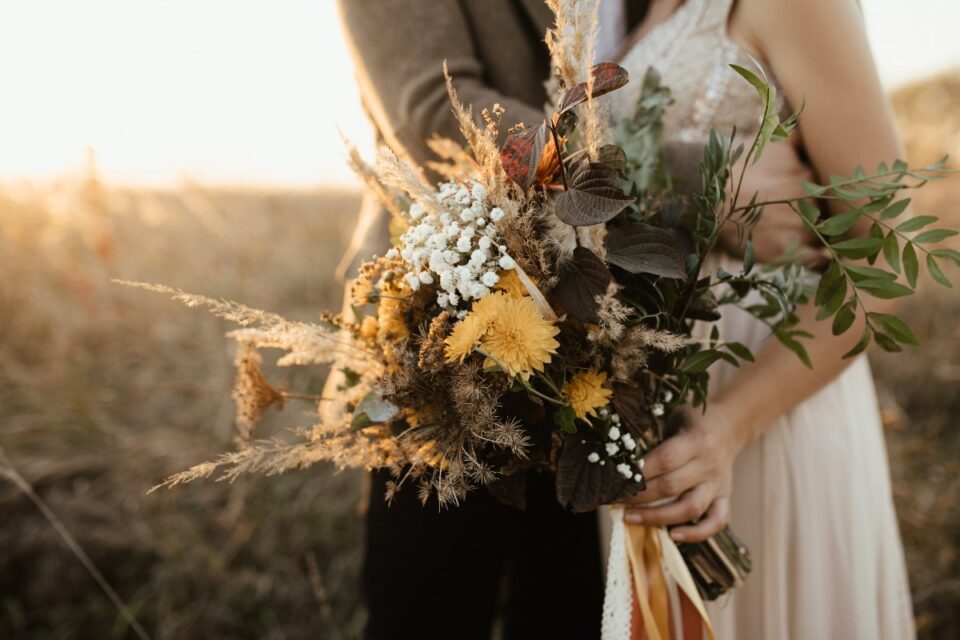 Fotografía: freepic.diller - Freepik https://www.freepik.es/foto-gratis/hermoso-ramo-flores-silvestres-manos-novia_4563898.htm#fromView=search&page=1&position=9&uuid=7876b81e-c649-4533-bf51-69b8bd4ba5c2&query=boda