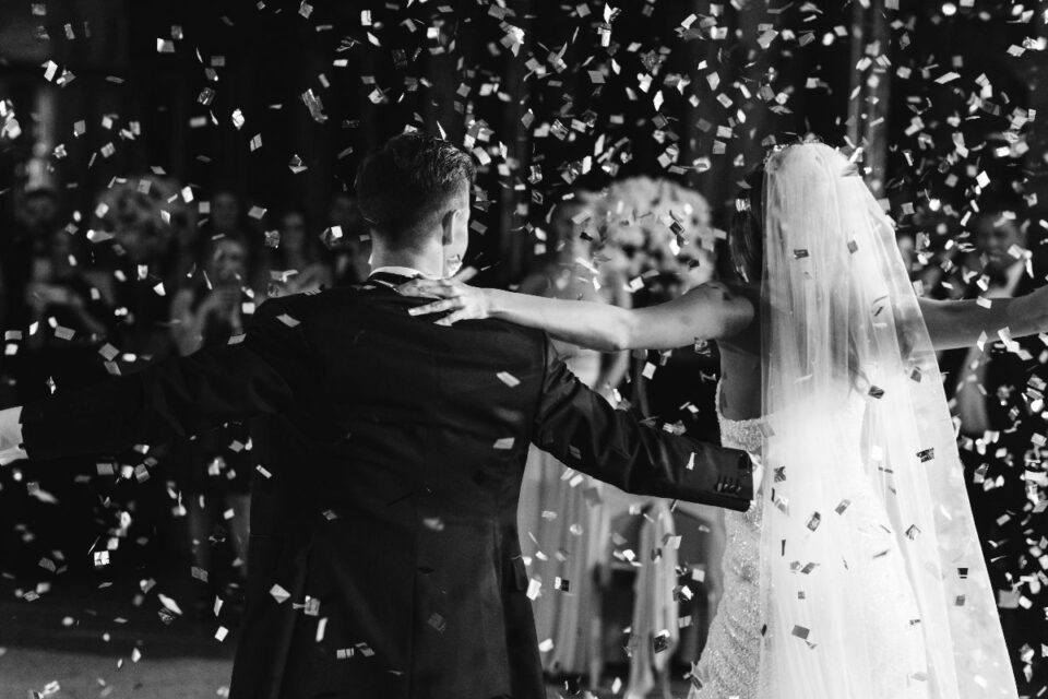 Fotografía: freepic.diller - Freepik https://www.freepik.es/foto-gratis/confeti-cae-sobre-novia-novio-mientras-bailan_3339452.htm#fromView=search&page=1&position=1&uuid=42a44e89-14ae-477c-90eb-8fb18135c532&query=arroz+novios