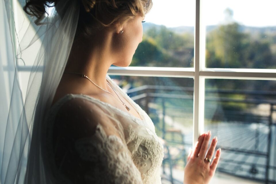 Fotografía: teksomolika - Freepik https://www.freepik.es/foto-gratis/novia-mirando-ventana-habitacion-hotel_11576225.htm#fromView=search&page=1&position=21&uuid=aed84860-0ff5-4dee-ab80-4560c80e0ad5&query=novia+pensativa