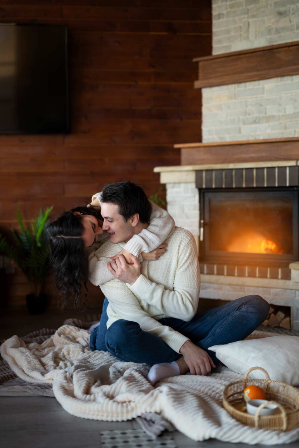 Pareja disfrutando de un fin de semana juntos con una chimenea y amor