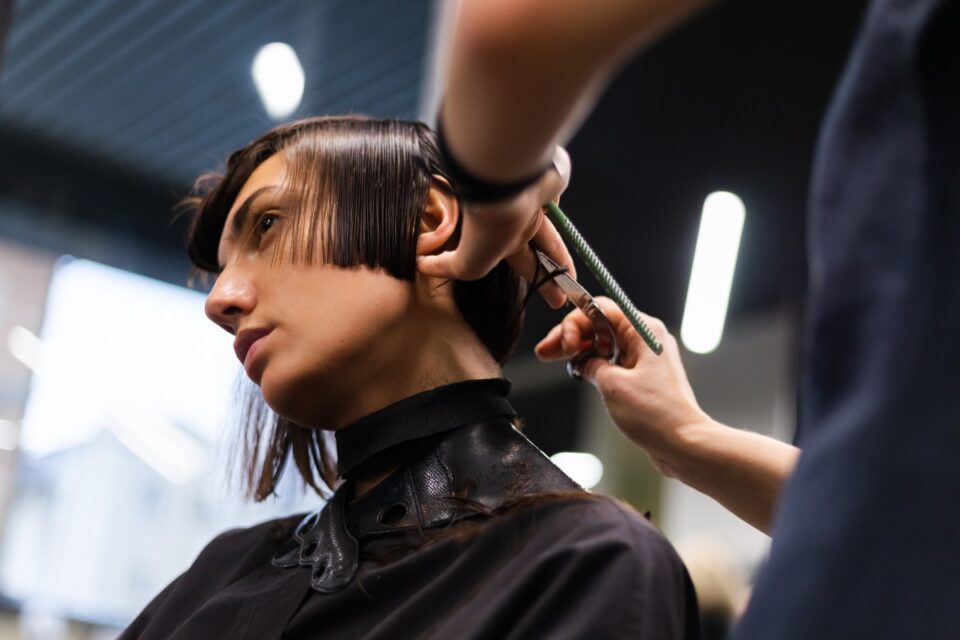 Fotografía: kroshka__nastya - Freepik https://www.freepik.es/foto-gratis/peluquera-profesional-hace-corte-pelo-cliente-nina-esta-sentada-mascara-salon-belleza_13464914.htm#fromView=search&page=1&position=32&uuid=0436ae12-0e84-474f-81d5-77bcbcdde109&query=cortes+de+pelo++mujer