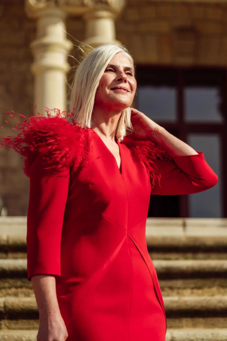 Si buscas un maquillaje elegante vestido rojo boda, debes tener en cuenta los colores que mejor combinan con este tono. Estos colores son aquellos que equilibran, suavizan o realzan el rojo sin competir con él.