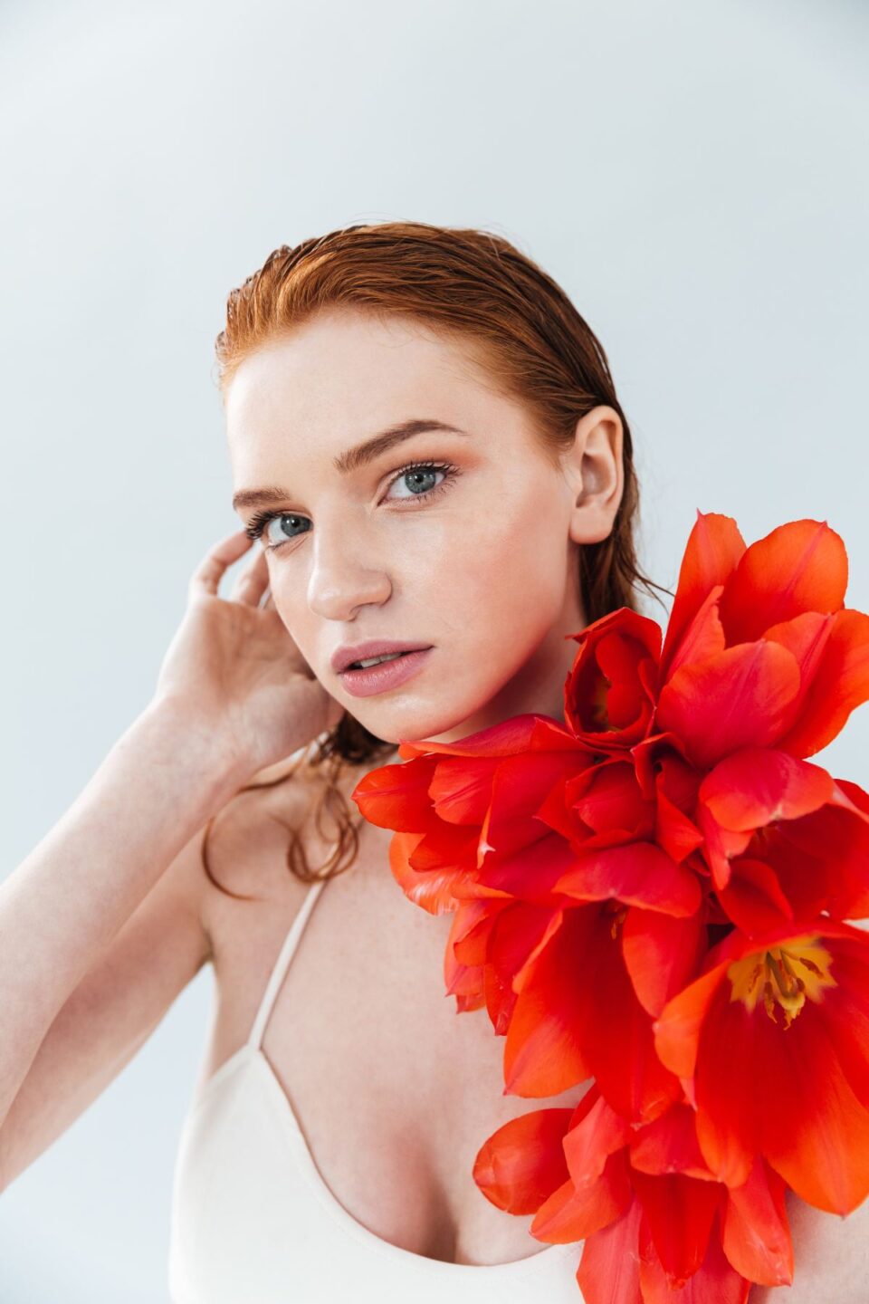 en el maquillaje de boda para vestido rojo para pieles claras, conviene elegir tonos neutros