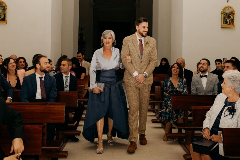 El calzado es una pieza clave en el estilismo de una madrina, no solo por su estética, sino también por la comodidad que requiere un día lleno de emociones y largas horas de celebración.