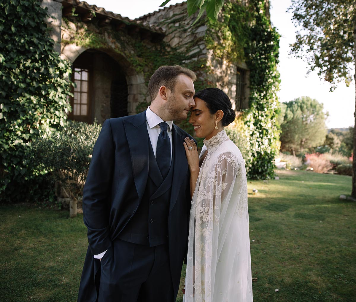 Novios abrazados