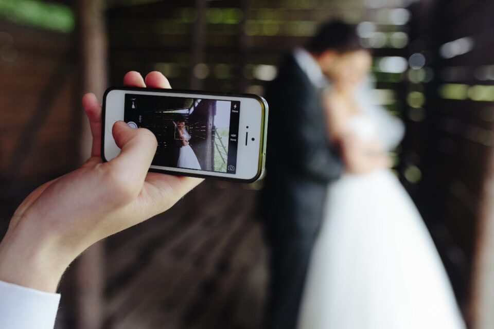 teksomolika - Freepik https://www.freepik.es/foto-gratis/primer-plano-movil-haciendo-foto-recien-casados_910539.htm#fromView=search&page=1&position=2&uuid=bcd61297-0c00-4664-b300-0f4b1cd64113&query=boda+movil