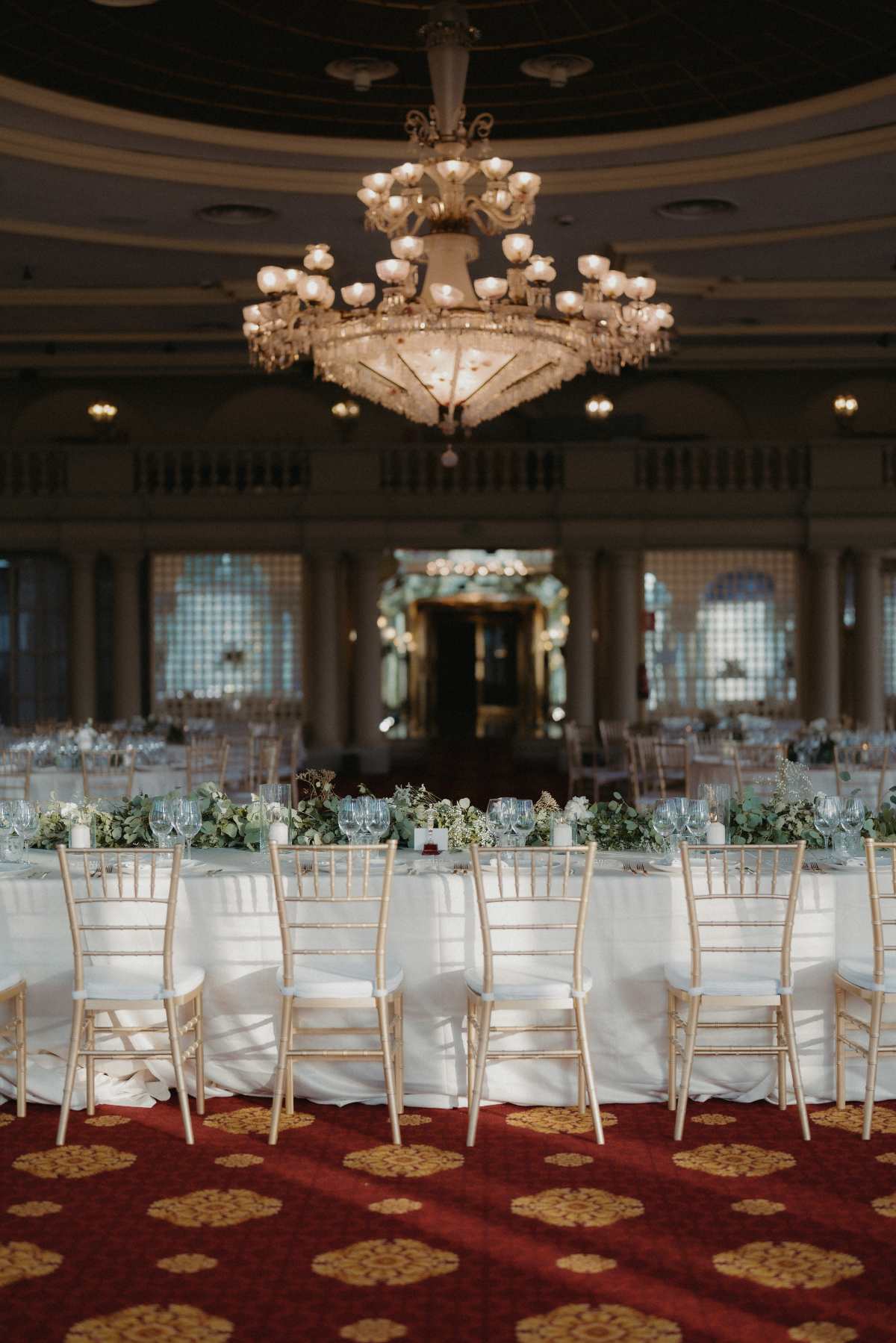 la mantelería en colores lisos es la más apropiada para bodas elegantes clásicas