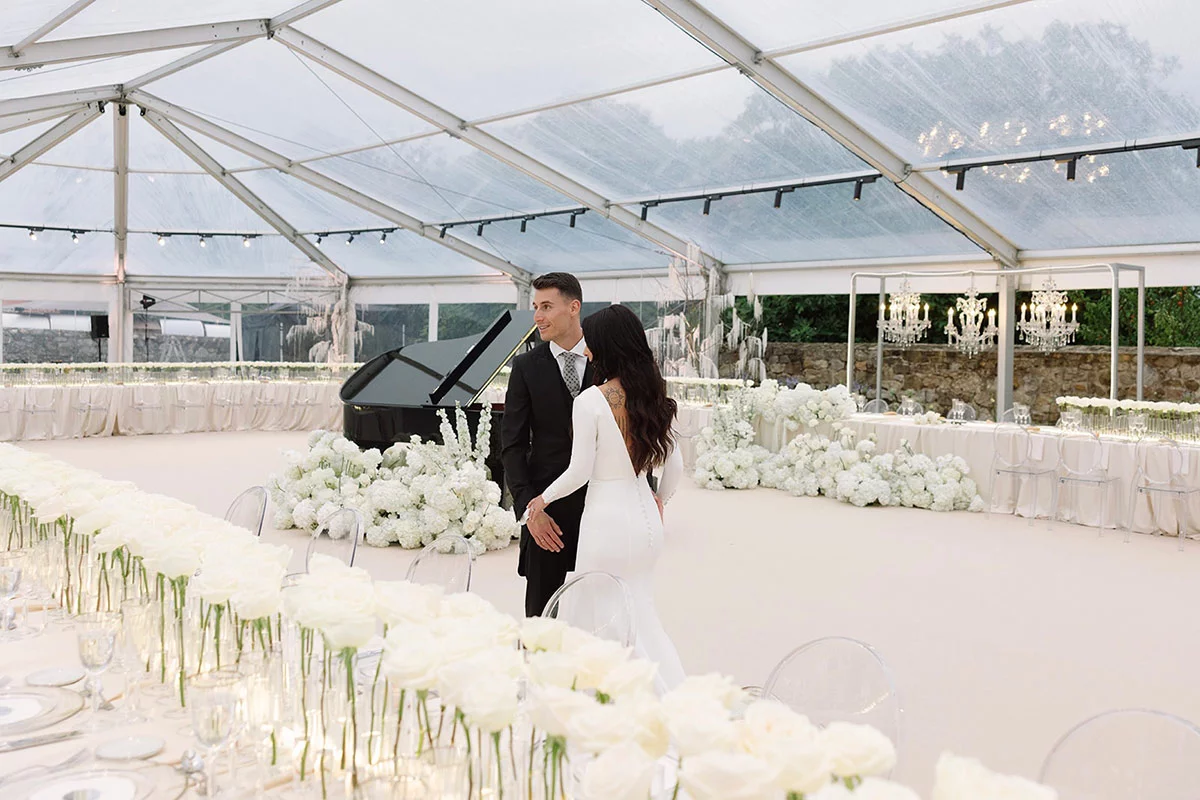 los manteles para mesa redonda para boda y para mesas largas suelen ser en blanco puro, gris piedra o incluso, para las parejas más atrevidas, negro.