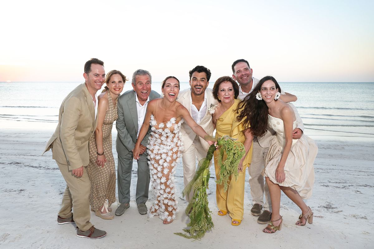 no será lo mismo una boda en unos grandes salones que al aire libre o en la playa. Para las primeras se puede apostar por un maquillaje de sombras de ojos​ más marcado, mientras que para las bodas al aire libre o en la playa, la mejor idea es escoger sombras de ojos naturales