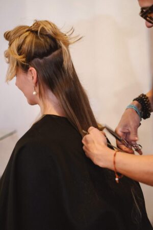 Novia cortándose el pelo