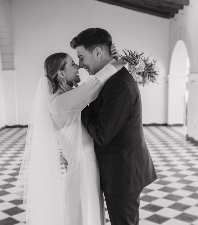 Novios abrazados