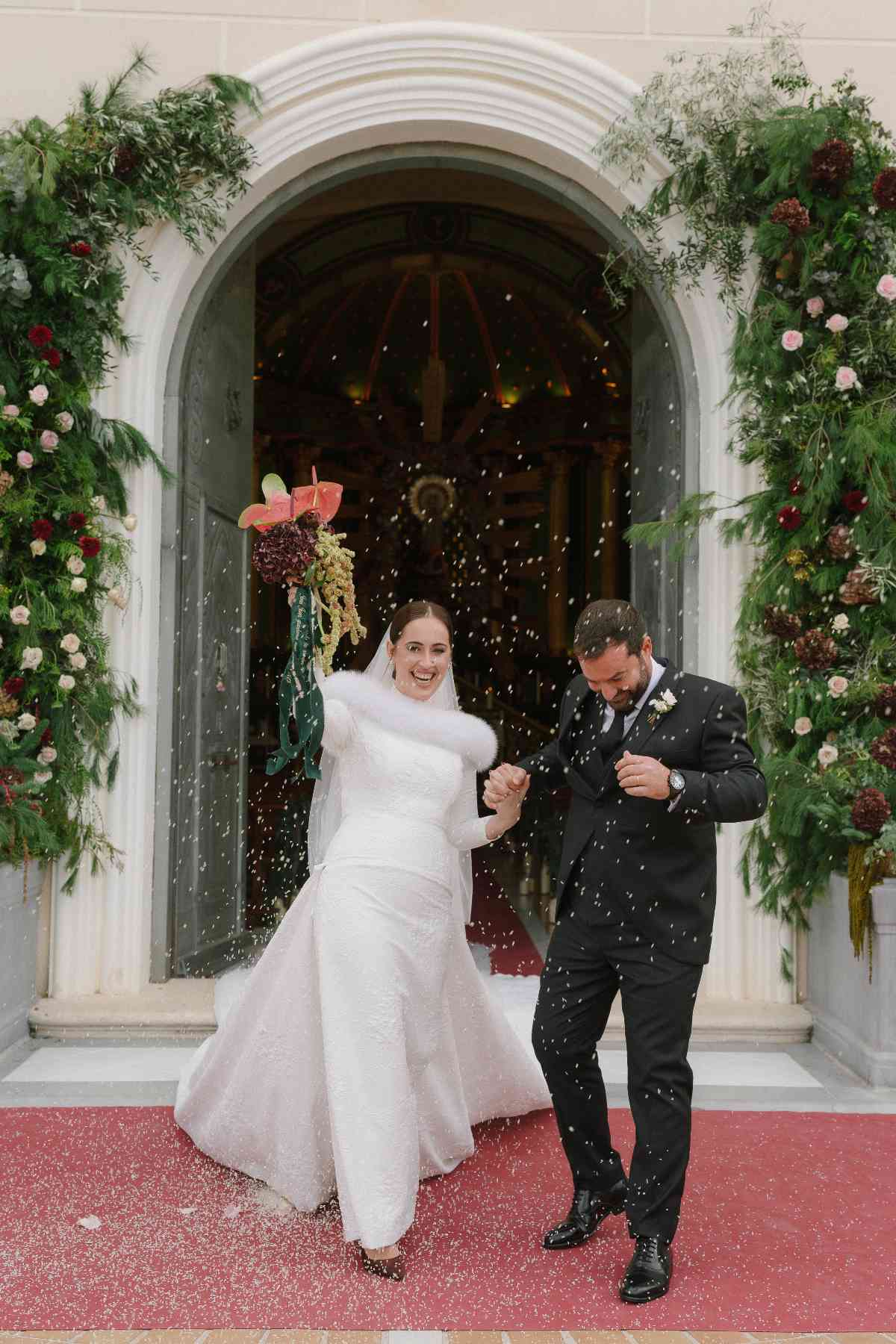 Como podemos ver, tirar arroz tenía un significado bonito para los novios pero, con el paso del tiempo, muchas parejas han optado por alternativas más modernas y ecológicas.