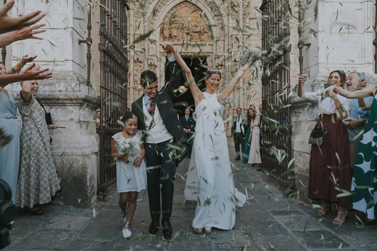 las hojas de olivo son una alternativa preciosa y con mucha historia. Son símbolo de paz y abundancia, y si tu boda tiene un aire rústico o mediterráneo, serán el complemento perfecto.