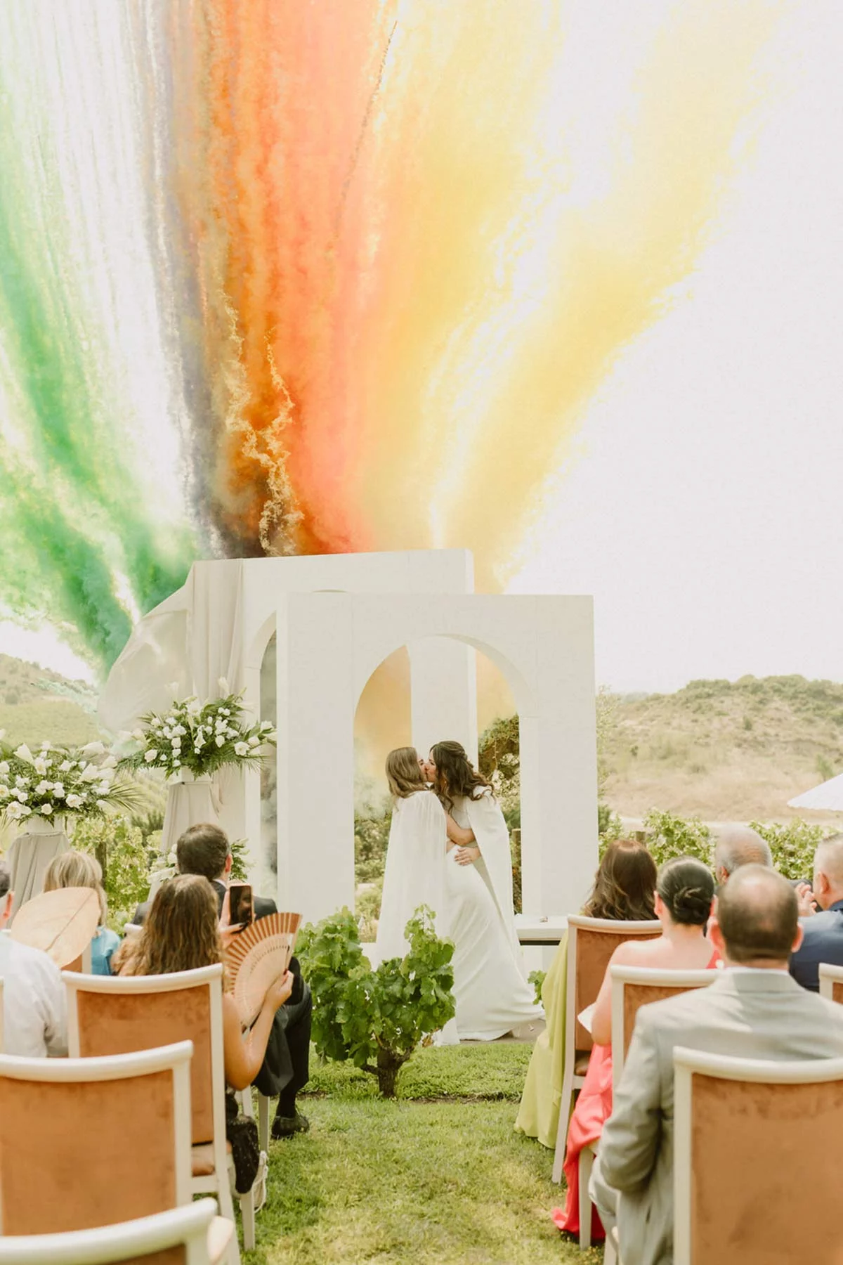si buscáis alternativas al arroz en bodas muy visuales, el humo de colores es ideal