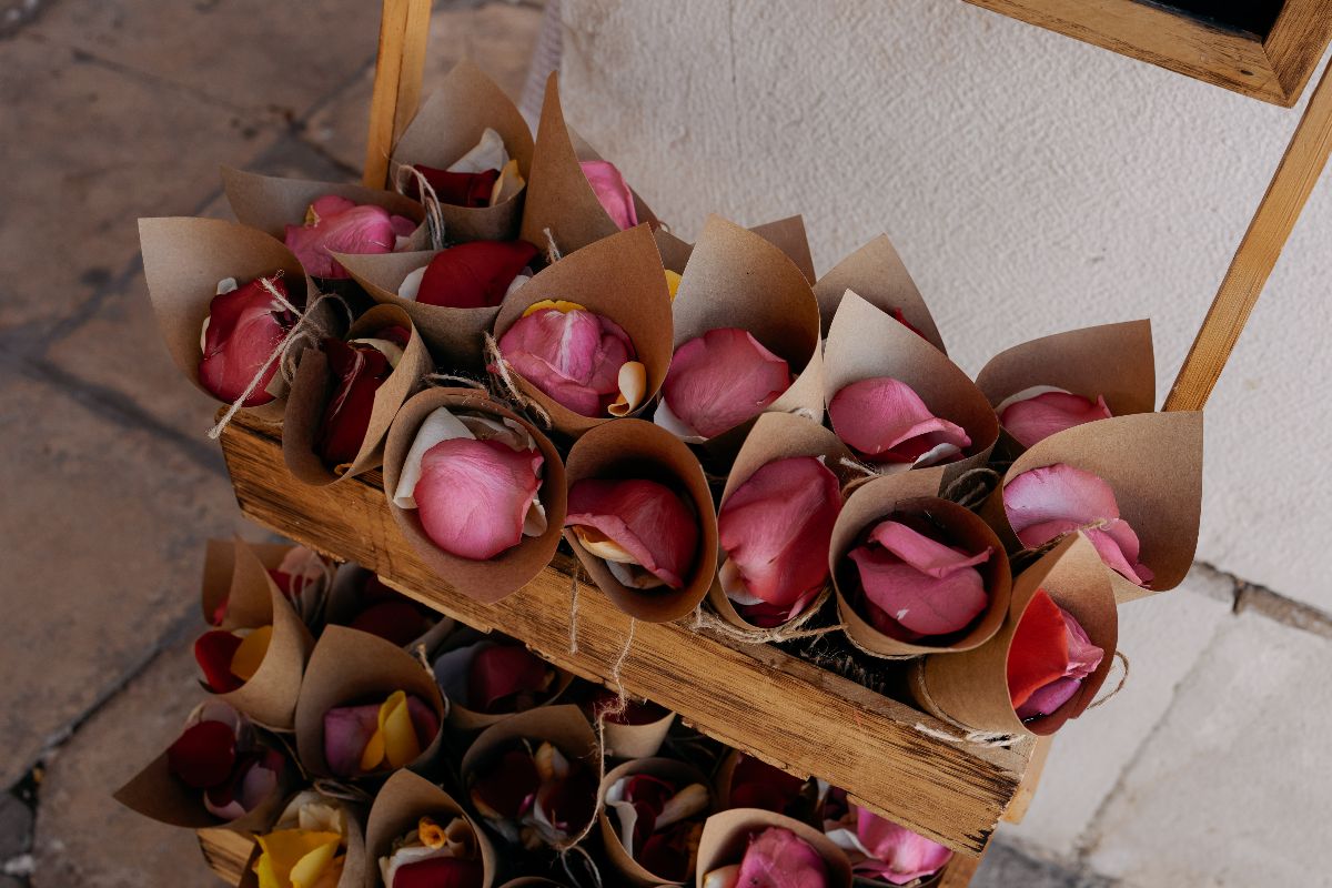 Al igual que las flores, los pétalos también deben combinar con el resto de la decoración floral.