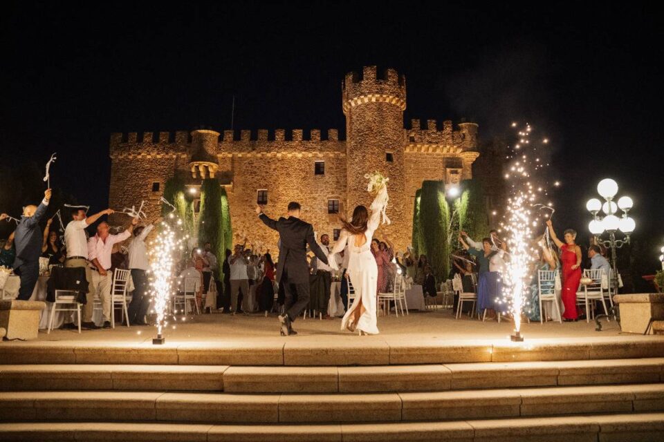 aunque la tradición clásica es que los novios abran el baile con un clásico vals, cada vez son más las parejas que optan por añadir un toque de diversión y se preparan bailes con coreografías para bodas originales y llenos de movimiento.