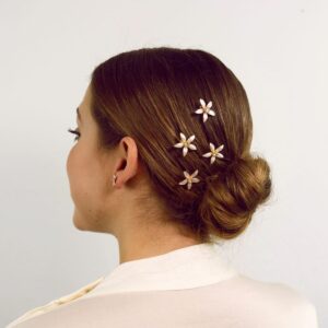 las horquillas joya se han convertido en una de las opciones favoritas porque son fáciles de llevar, cómodas y combinan prácticamente con todos los peinados para bodas invitadas pelo suelto