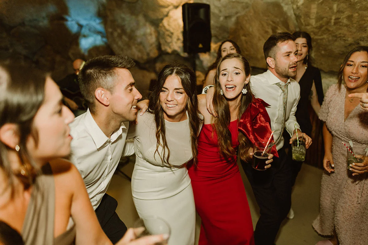 Después de pensar en cómo fijar un peinado para que aguante toda la celebración, hay otro detalle que preocupa especialmente en las bodas de verano o celebraciones al aire libre: el encrespamiento.