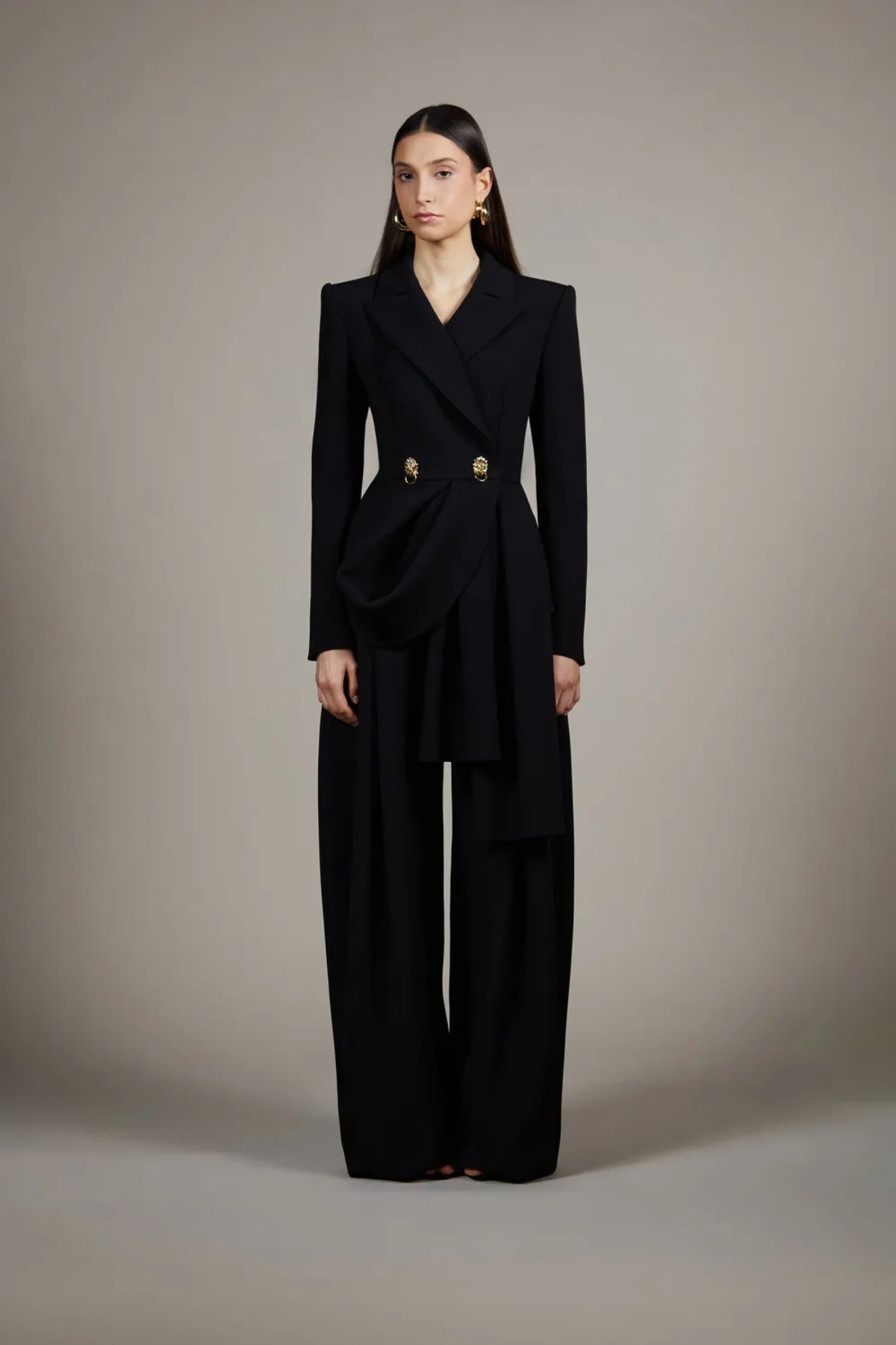 Y si no eres fan de los vestidos y quieres priorizar tu comodidad, muchas invitadas se decantan por un look de dos piezas