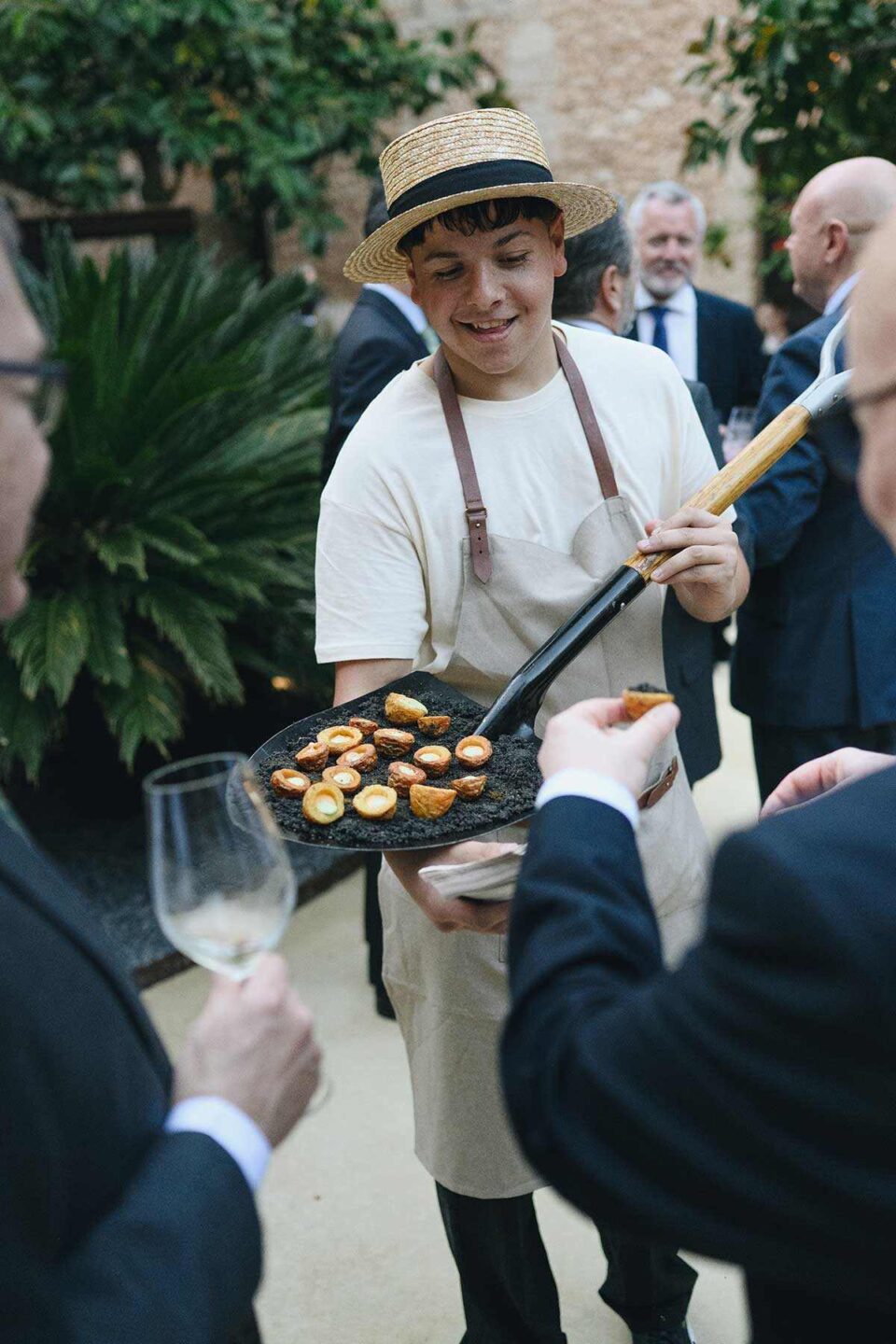La principal diferencia es que una alergia se produce por una reacción en el sistema inmunitario de la persona, mientras que la intolerancia alimentaria viene por un problema digestivo o metabólico.