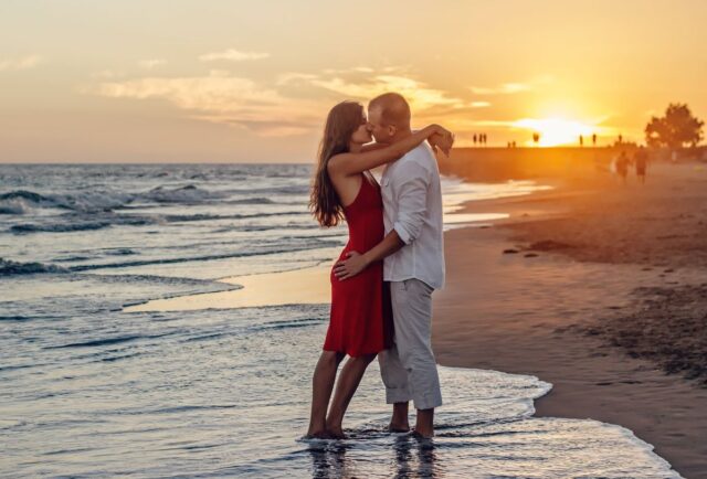 Fotografía: summerstock - Pixabay https://pixabay.com/es/photos/par-pareja-joven-amor-beso-besos-1694334/