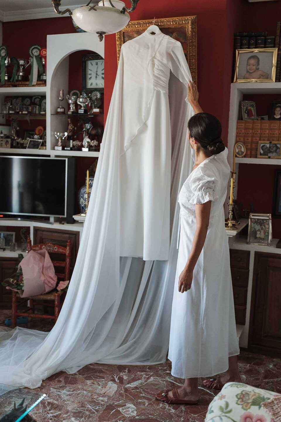 Un peinado demasiado elaborado con un look minimalista, o viceversa, rompe la armonía del conjunto.