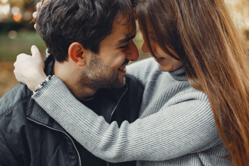 Fotografía: prostooleh - Freepik https://www.magnific.com/es/foto-gratis/hermosa-pareja-pasa-tiempo-ciudad-verano_4209529.htm#fromView=search&page=1&position=0&uuid=e0fc4fb6-92d2-40f9-9985-6729efad7b71&query=pareja+amor
