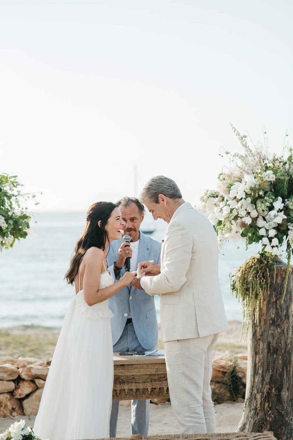 En las bodas de verano, especialmente aquellas que tienen lugar en la playa o en entornos al aire libre, los trajes de boda hombre lino en tonos claros, como beige, arena o azul cielo, se han convertido en una de las opciones más atractivas