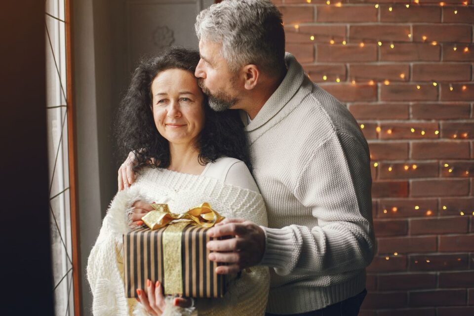 Fotografía: prostooleh https://www.magnific.com/es/foto-gratis/concepto-edad-personas-pares-mayores-caja-regalo-sobre-fondo-luces-mujer-sudadera-punto-blanco_10703429.htm#fromView=search&page=1&position=45&uuid=ab1c87c3-328a-4fd1-986b-64a2720d5b22&query=pareja+bodas+de+plata+regalos