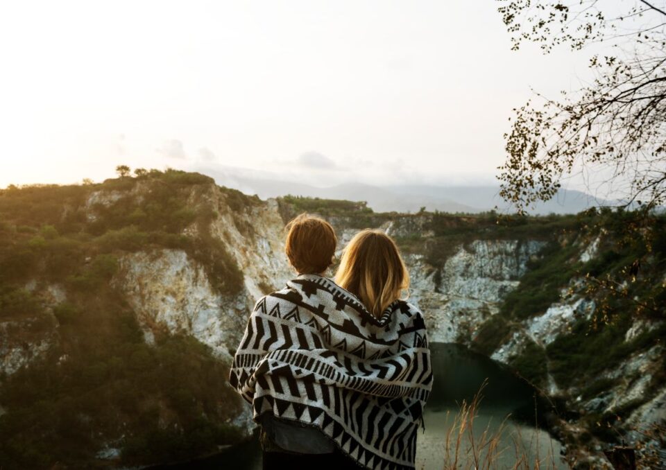 Fotografía: Rawpixel.com - Magnific https://www.magnific.com/es/foto-gratis/mujeres-jovenes-viajan-juntas-concepto_3222494.htm#fromView=search&page=1&position=3&uuid=a2463d4f-a289-4a30-8434-e81e631dfa37&query=escapada+pareja