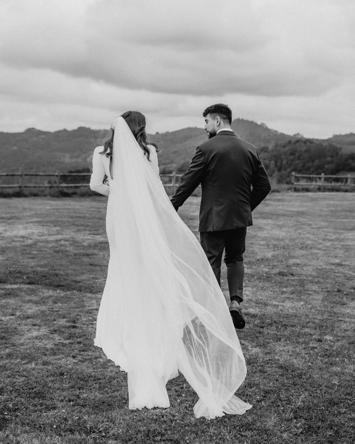 Novios paseando de espaldas