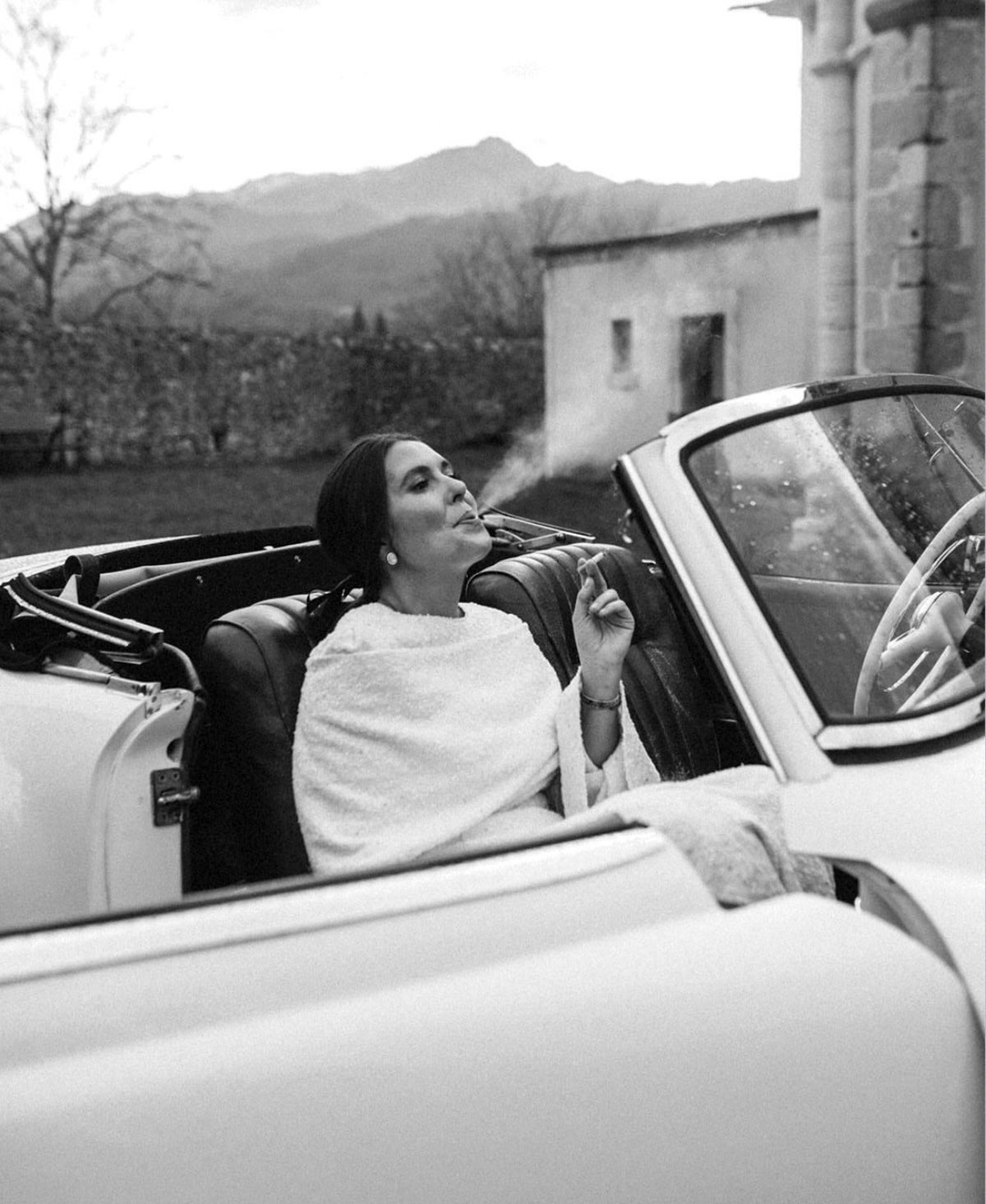 Novia fumando relajada en el coche