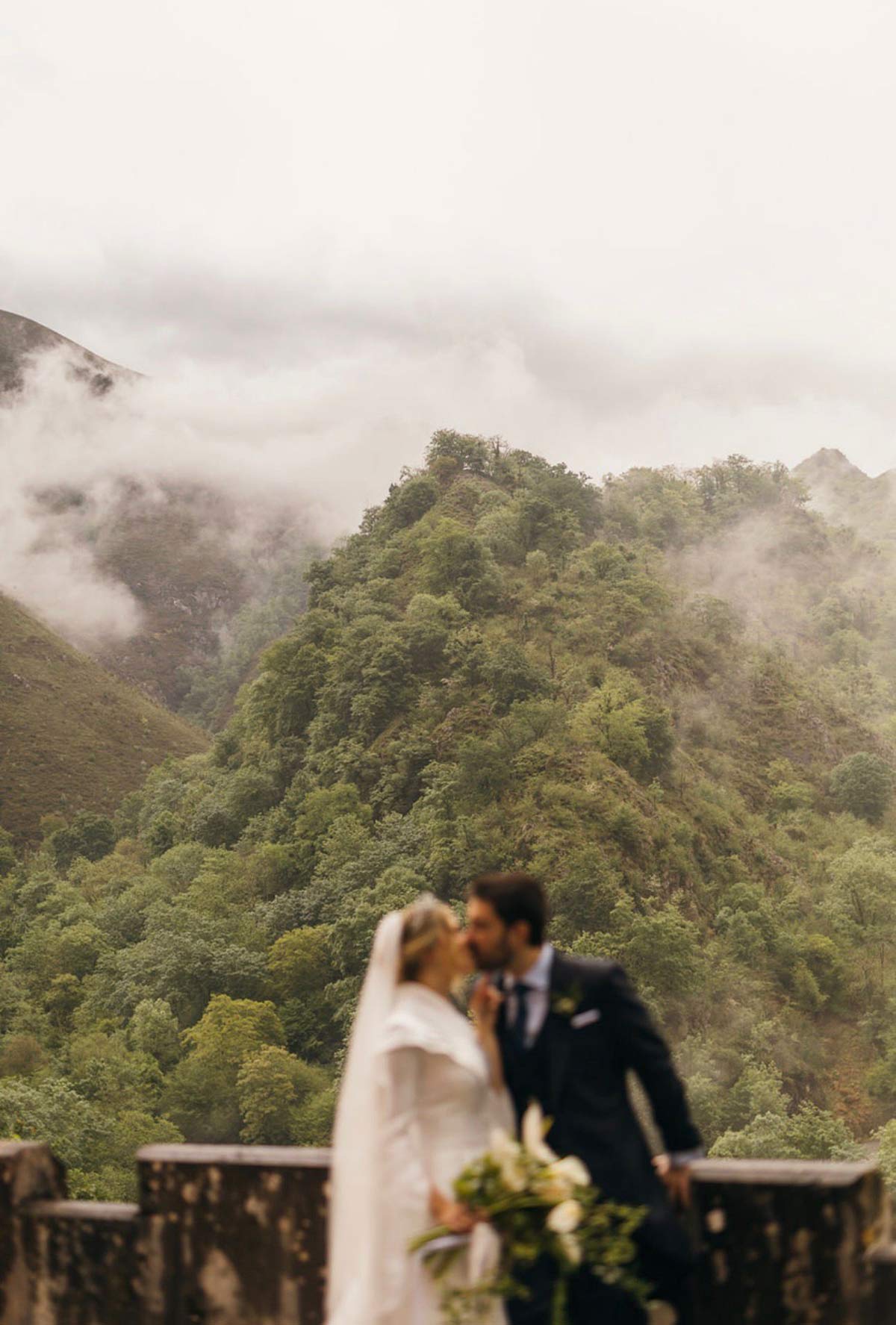 Novios besándose paisaje Asturias